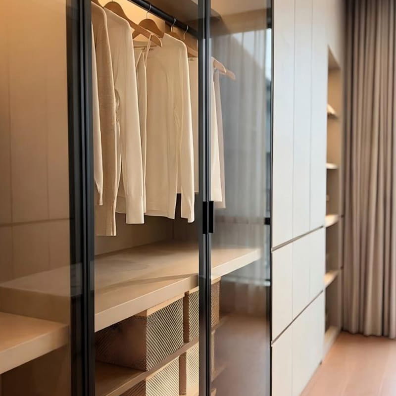 Walk-in Closet ng Louvre Minimalist Illuminated Veneer